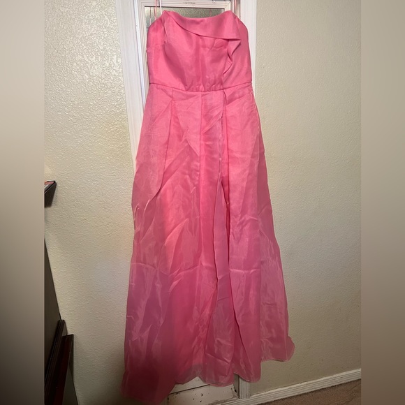 Beautiful dress perfect condition is new even with tag!! - Picture 3 of 4